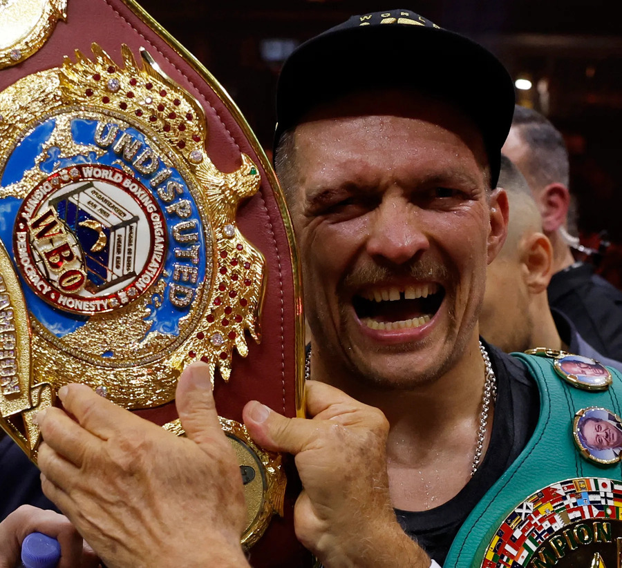 Олександр Усик з поясом WBO